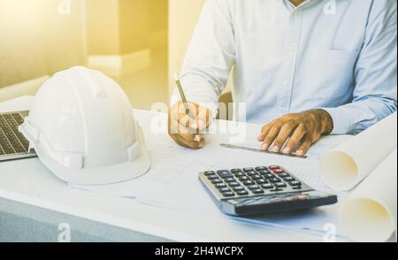 Ingenieur oder Architekten arbeiten Planung Projekt am Schreibtisch. Stockfoto