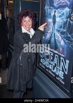 London, Großbritannien. November 2021. Ruby Wax nimmt an der West End-Premiere von „The Ocean“ des National Theatre am Ende der Lane, Duke of York's Theatre in London, Teil. (Foto von Gary Mitchell/SOPA Images/Sipa USA) Quelle: SIPA USA/Alamy Live News Stockfoto