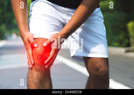 Mann mit Knieschmerzen. Stockfoto