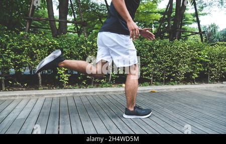 Mann läuft in der Stadt mit Kopieplatz. Fitness, Workout, Sport, Lifestyle-Konzept. Stockfoto