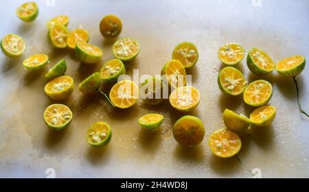 Srilankische Vielfalt an Mandarinenorangen, die entält und in Hälften geschnitten und in einem Schneidebrett verteilt wurden, das bereit ist, einen frischen Saft zu machen. Reich an Vitaminen. Stockfoto