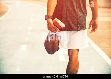 Junge asiatische Mann Stretching Beine vor laufen mit Kopie Raum. Stockfoto