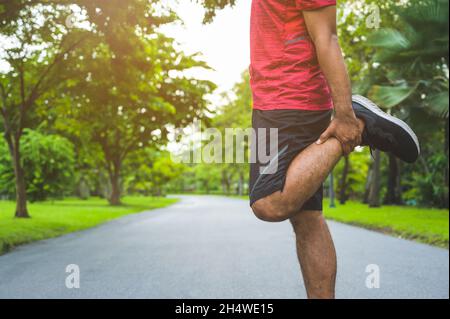 Junge Fitness-Mann Läufer Stretching vor dem Laufen gesunde Lebensweise und Sportkonzepte Stockfoto