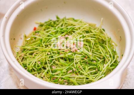 Ein köstliches chinesisches Gericht, gebratene grüne Bohnensprossen Stockfoto