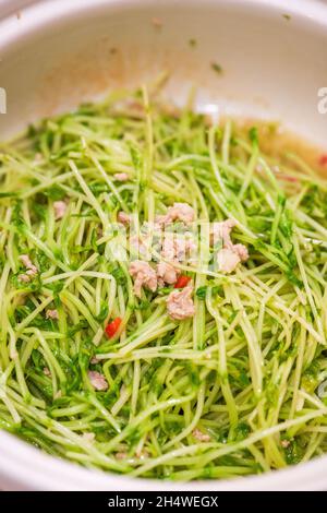 Ein köstliches chinesisches Gericht, gebratene grüne Bohnensprossen Stockfoto
