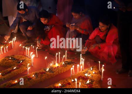 Dhaka, Bangladesch. November 2021. Anhänger sahen am 4. November 2021 Kerzen anzünden, als sie an einem Fest zur Feier von Diwali, dem hinduistischen Fest des Lichts, im Dhakeshwari-Tempel in Dhaka, Bangladesch, teilnahmen. Foto von Habibur Rahman/ABACAPRESS.COM Quelle: Abaca Press/Alamy Live News Stockfoto