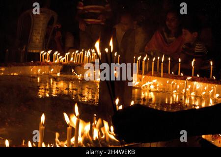 Dhaka, Bangladesch. November 2021. Anhänger sahen am 4. November 2021 Kerzen anzünden, als sie an einem Fest zur Feier von Diwali, dem hinduistischen Fest des Lichts, im Dhakeshwari-Tempel in Dhaka, Bangladesch, teilnahmen. Foto von Habibur Rahman/ABACAPRESS.COM Quelle: Abaca Press/Alamy Live News Stockfoto