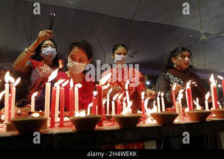 Dhaka, Bangladesch. November 2021. Anhänger sahen am 4. November 2021 Kerzen anzünden, als sie an einem Fest zur Feier von Diwali, dem hinduistischen Fest des Lichts, im Dhakeshwari-Tempel in Dhaka, Bangladesch, teilnahmen. Foto von Habibur Rahman/ABACAPRESS.COM Quelle: Abaca Press/Alamy Live News Stockfoto