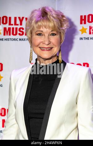 Dee Wallace nimmt am 4. November 2021 an der Buchunterzeichnung der Bob Hope Tribute Lobby Series im Hollywood Museum, Los Angeles, CA Teil Stockfoto