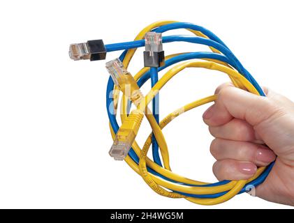 Blaue und gelbe Ethernet-Kabel in Damenhand isoliert auf weißem Hintergrund. Paket von Ethernet-Computer-Schnittstellenkabel mit verschiedenen Farben Stockfoto