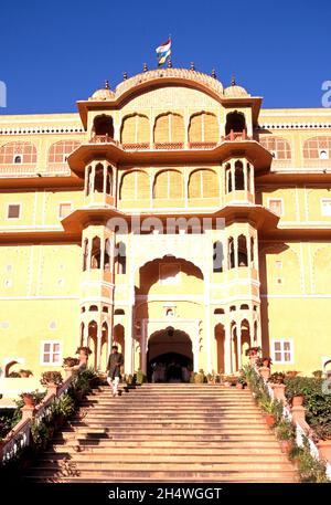 Vorderansicht des Samode Palace mit seinem aufwendigen Eingang, Samode, Rajasthan, Indien. Stockfoto