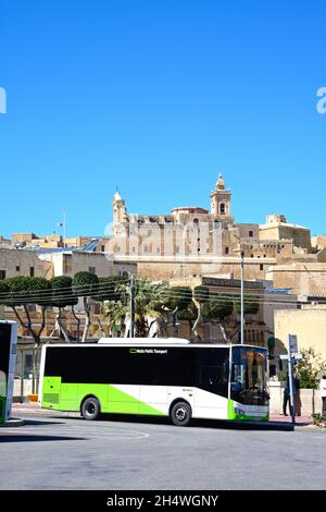 Grün und Weiß Malta öffentliche Verkehrsmittel Bus im Hafen mit Blick auf die Zitadelle, Victoria (Rabat), Gozo, Malta, Europa. Stockfoto