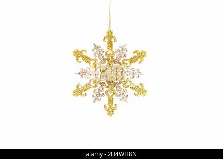 Schneeflocke. Schneeflocke auf Weiß. Vintage goldene weihnachten Schneeflocke hängt isoliert auf einem weißen Hintergrund. Goldener Weihnachtsglitter. Stockfoto