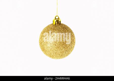 Vintage goldene weihnachtskugel hängt isoliert auf einem weißen Hintergrund. Goldener Weihnachtsglitter. Stockfoto