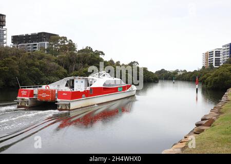 Eine rivercat Fähre auf dem Parramatta River mit nur Department Parramatta Fähre Anlegestelle. Stockfoto