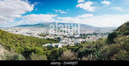 Hymettus Berg und Athen, Hauptstadt von Griechenland. Blick auf den berühmten Vorort Kaisariani. Stockfoto