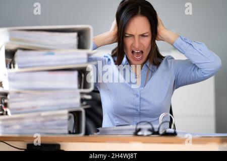 Frustrierter Buchhalter Mitarbeiter, Der Sich Um Steuern Sorgt. Finanzielle Belastung Stockfoto