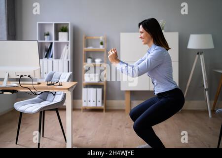 Übung Zum Aufsitzen Am Arbeitsplatz Am Schreibtisch Stockfoto