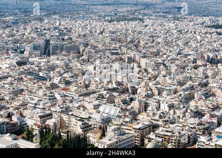 Dichtes Wohnen und Architektur in Athen, Griechenland. Wohnviertel mit vielen Häusern und Immobilien im Süden Europas. Stockfoto