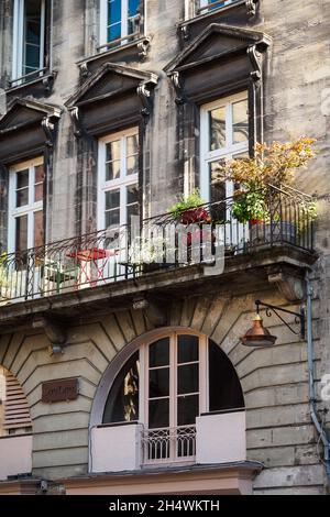 Fenster traditioneller Gebäude in Bordeaux, Frankreich Stockfoto