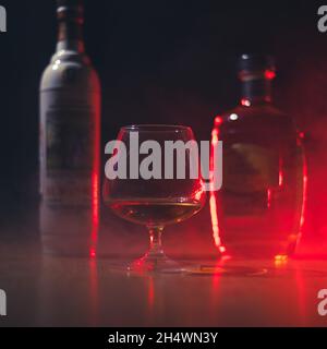 Glas mit Cognac auf dunklem Hintergrund Stockfoto