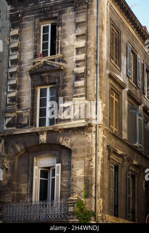 Fassade eines schönen typischen Gebäudes in Bordeaux, Frankreich Stockfoto