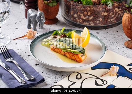 Gourmet-Lachssteak vom Grill mit Gemüse Stockfoto