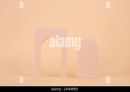 Arche in beuge Farbe für Produktpräsentation.Podium zur Präsentation von kosmetischen Postukten. Moderne Szenenmockup-Schaufenster Stockfoto