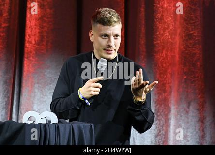 Berlin, Deutschland. November 2021. Der Komiker Felix Lobrecht erhält den Preis „Comedian of the Year“ bei der Gala „GQ Men of the Year 2021“. Das Style-Magazin GQ zeichnet Persönlichkeiten aus dem internationalen und deutschen Show- und Musikgeschäft sowie aus Gesellschaft, Sport, Politik, Kultur und Mode aus. Quelle: Jens Kalaene/dpa-Zentralbild/ZB/dpa/Alamy Live News Stockfoto