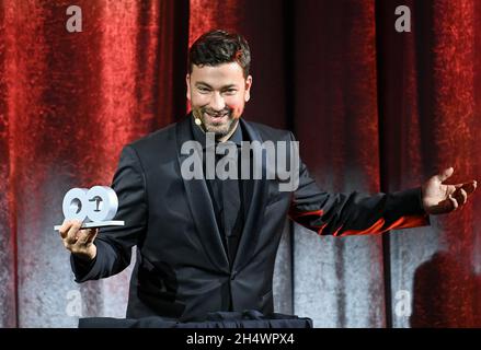 Berlin, Deutschland. November 2021. Rapper Marteria erhält den Preis „Musiker des Jahres“ bei der Gala „GQ Men of the Year 2021“. Das Style-Magazin GQ zeichnet Persönlichkeiten aus dem internationalen und deutschen Show- und Musikgeschäft sowie aus Gesellschaft, Sport, Politik, Kultur und Mode aus. Quelle: Jens Kalaene/dpa-Zentralbild/ZB/dpa/Alamy Live News Stockfoto