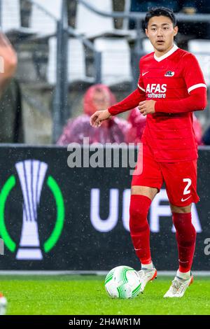 ALKMAAR, Niederlande. 04. Nov, 2021. Fußball, Conference League, Saison 2021/2022, während des Spiels AZ - Clujl, AZ-Spieler Yukimara Sugawara Kredit: Marcel van Dorst/Alamy Live News Stockfoto