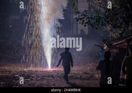 Ghaziabad, Indien. November 2021. Während der Diwali-Feier in Ghaziabad spielt ein indischer Mann mit einem Brunnenfeuerwerk.Indische Staaten und Gewerkschaftsgebiete haben Richtlinien erlassen, die den Einsatz von Feuerwerkskörpern gemäß den Befehlen des Obersten Gerichtshofs einschränken, aber die Menschen feierten immer noch mit einem Feuerwerkskörper-Verbot. (Foto von Pradeep Gaur/SOPA Images/Sipa USA) Quelle: SIPA USA/Alamy Live News Stockfoto