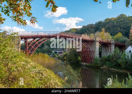 Herbstansicht der historischen Eisenbrücke bei Ironbridge, Shropshire, England, Großbritannien, über den Fluss Severn Stockfoto