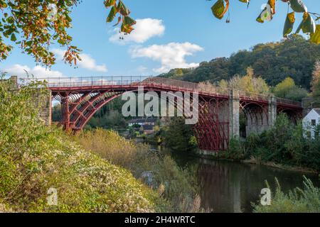 Herbstansicht der historischen Eisenbrücke bei Ironbridge, Shropshire, England, Großbritannien, über den Fluss Severn Stockfoto