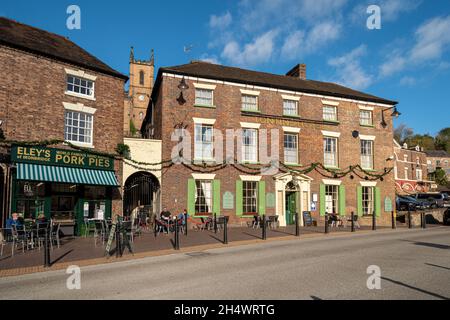 Eley's Pork Pie und das Tontine Hotel in Ironbridge, einem beliebten Touristenort in Shropshire, England, Großbritannien Stockfoto