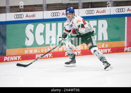 Ingolstadt, Deutschland. November 2021. Eishockey: DEL, ERC Ingolstadt - Augsburg Panther, Hauptrunde, Matchday 19, Saturn Arena. Colin Campbell aus Augsburg spielt den Puck. Quelle: Matthias Balk/dpa/Alamy Live News Stockfoto