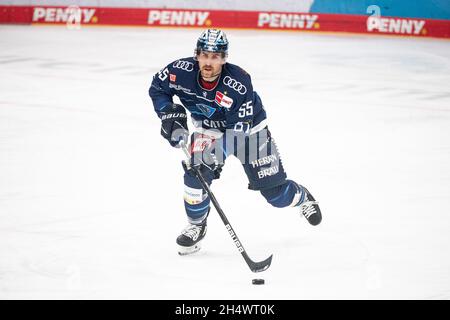 Ingolstadt, Deutschland. November 2021. Eishockey: DEL, ERC Ingolstadt - Augsburger Panther, Hauptrunde, Matchday 19, Saturn Arena. David Warsofsky aus Ingolstadt spielt den Puck. Quelle: Matthias Balk/dpa/Alamy Live News Stockfoto