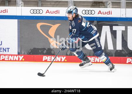 Ingolstadt, Deutschland. November 2021. Eishockey: DEL, ERC Ingolstadt - Augsburger Panther, Hauptrunde, Matchday 19, Saturn Arena. Chris Bourque aus Ingolstadt spielt den Puck. Quelle: Matthias Balk/dpa/Alamy Live News Stockfoto