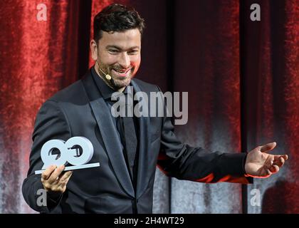 Berlin, Deutschland. November 2021. Rapper Marteria erhält den Preis „Musiker des Jahres“ bei der Gala „GQ Men of the Year 2021“. Das Style-Magazin GQ zeichnet Persönlichkeiten aus dem internationalen und deutschen Show- und Musikgeschäft sowie aus Gesellschaft, Sport, Politik, Kultur und Mode aus. Quelle: Jens Kalaene/dpa-Zentralbild/ZB/dpa/Alamy Live News Stockfoto