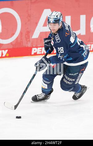 Ingolstadt, Deutschland. November 2021. Eishockey: DEL, ERC Ingolstadt - Augsburger Panther, Hauptrunde, Matchday 19, Saturn Arena. Samuel Soramies aus Ingolstadt spielt den Puck. Quelle: Matthias Balk/dpa/Alamy Live News Stockfoto