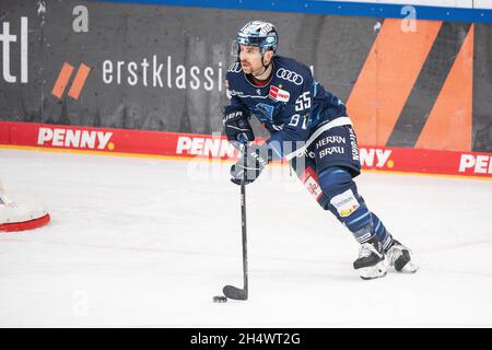 Ingolstadt, Deutschland. November 2021. Eishockey: DEL, ERC Ingolstadt - Augsburger Panther, Hauptrunde, Matchday 19, Saturn Arena. David Warsofsky aus Ingolstadt spielt den Puck. Quelle: Matthias Balk/dpa/Alamy Live News Stockfoto