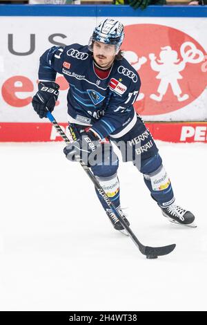 Ingolstadt, Deutschland. November 2021. Eishockey: DEL, ERC Ingolstadt - Augsburger Panther, Hauptrunde, Matchday 19, Saturn Arena. Chris Bourque aus Ingolstadt spielt den Puck. Quelle: Matthias Balk/dpa/Alamy Live News Stockfoto