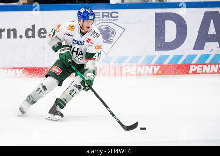 Ingolstadt, Deutschland. November 2021. Eishockey: DEL, ERC Ingolstadt - Augsburg Panther, Hauptrunde, Matchday 19, Saturn Arena. Maximilian Eisenmenger aus Augsburg spielt den Puck. Quelle: Matthias Balk/dpa/Alamy Live News Stockfoto