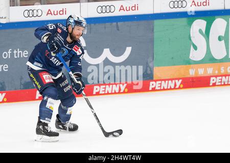 Ingolstadt, Deutschland. November 2021. Eishockey: DEL, ERC Ingolstadt - Augsburger Panther, Hauptrunde, Matchday 19, Saturn Arena. Benjamin Marshall aus Ingolstadt spielt den Puck. Quelle: Matthias Balk/dpa/Alamy Live News Stockfoto