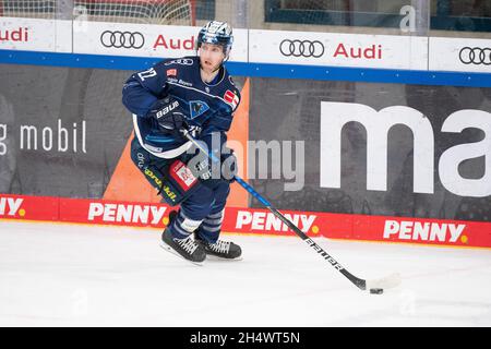 Ingolstadt, Deutschland. November 2021. Eishockey: DEL, ERC Ingolstadt - Augsburger Panther, Hauptrunde, Matchday 19, Saturn Arena. Mathew Bodie aus Ingolstadt spielt den Puck. Quelle: Matthias Balk/dpa/Alamy Live News Stockfoto