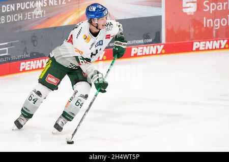 Ingolstadt, Deutschland. November 2021. Eishockey: DEL, ERC Ingolstadt - Augsburg Panther, Hauptrunde, Matchday 19, Saturn Arena. Jesse Graham aus Augsburg spielt den Puck. Quelle: Matthias Balk/dpa/Alamy Live News Stockfoto