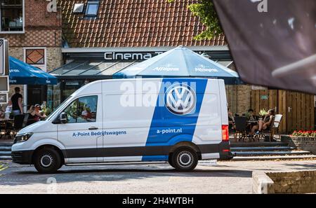 Weißer elektrischer Volkswagen Transporter vom A-Point-nl Autohaus und Service-Unternehmen im Stadtzentrum in der Nähe des Kinogebäudes Stockfoto