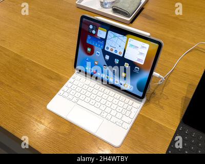 Neues Apple Computers iPad mini mit Bleistift an der Seite auf der Holzbank im Apple Store platziert Stockfoto