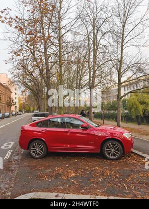 Neuer Luxus-BMW X6 SUV in Rot auf der Straße in der französischen Stadt Straßburg Stockfoto