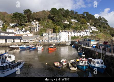 Polperro Cornwall; Hafen von Polperro mit Fischerbooten an einem sonnigen Sommertag, Cornwall, Großbritannien Stockfoto